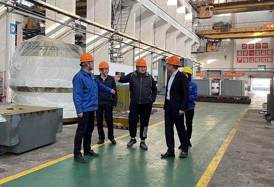 【291】市工商聯(lián)黨組書記王楓、浙江科技學(xué)院機(jī)械與汽車學(xué)院院長(zhǎng)張?jiān)频燃钨e來(lái)電滾筒公司參觀考察.jpg